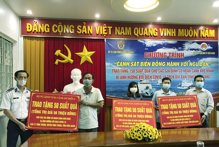 Bộ Tư lệnh Vùng Cảnh sát biển 4 hỗ trợ người dân bị ảnh hưởng bởi COVID-19 Bộ Tư lệnh Vùng Cảnh sát biển 4 hỗ trợ người dân bị ảnh hưởng bởi COVID-19