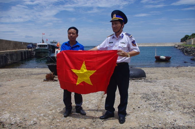 Cảnh sát biển đồng hành cùng ngư dân: Giúp dân bám biển, bảo vệ chủ quyền biển - đảo Cảnh sát biển đồng hành cùng ngư dân: Giúp dân bám biển, bảo vệ chủ quyền biển - đảo