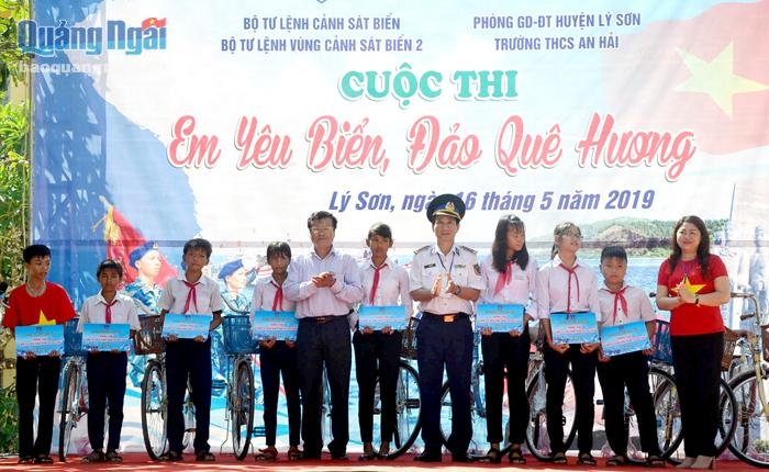 Cảnh sát biển đồng hành cùng ngư dân: Giúp dân bám biển, bảo vệ chủ quyền biển - đảo Cảnh sát biển đồng hành cùng ngư dân: Giúp dân bám biển, bảo vệ chủ quyền biển - đảo