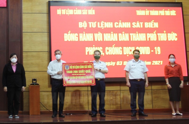 Vùng cảnh sát biển 3 tặng quà cho người dân có hoàn cảnh khó khăn ở TP Thủ Đức Vùng cảnh sát biển 3 tặng quà cho người dân có hoàn cảnh khó khăn ở TP Thủ Đức