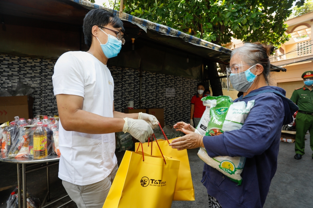 Tập đoàn T&T Group trao tặng 100.000 suất quà với tổng trị giá 30 tỷ đồng cho nguời dân TPHCM gặp khó khăn do COVID-19 Tập đoàn T&T Group trao tặng 100.000 suất quà với tổng trị giá 30 tỷ đồng cho nguời dân TPHCM gặp khó khăn do COVID-19