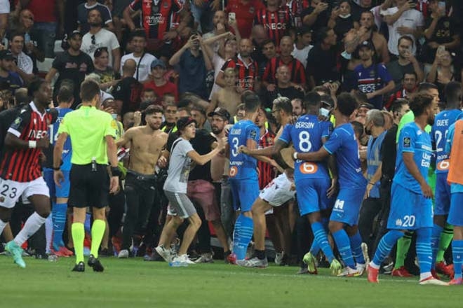 CĐV tràn xuống sân đánh cầu thủ tại giải đấu mà Messi mới chuyển đến