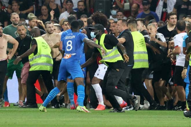 CĐV tràn xuống sân đánh cầu thủ tại giải đấu mà Messi mới chuyển đến