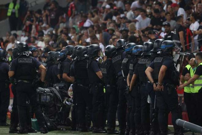 CĐV tràn xuống sân đánh cầu thủ tại giải đấu mà Messi mới chuyển đến