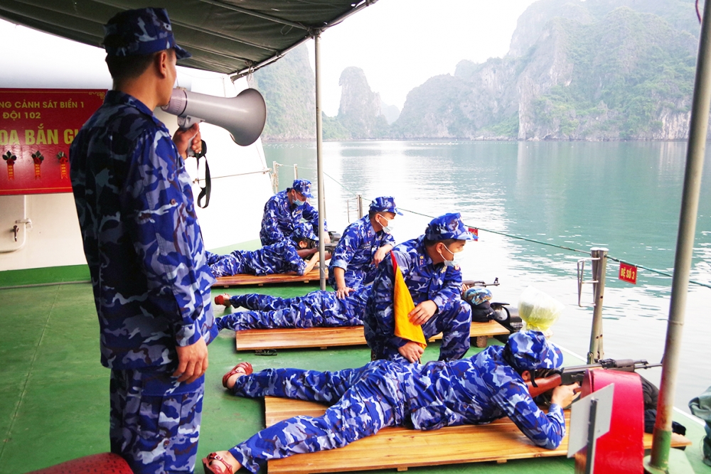 Huấn luyện, kiểm tra bài bắn AK trên biển
