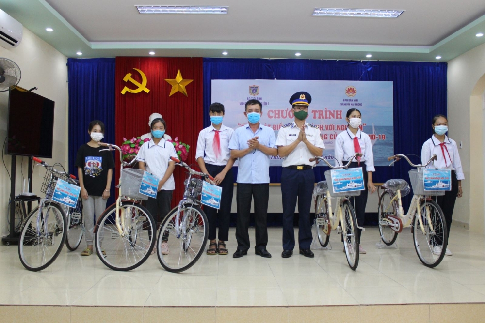 Cảnh sát biển trao tặng xe đạp cho các cháu học sinh nghèo học giỏi của huyện Cát Hải Cảnh sát biển trao tặng xe đạp cho các cháu học sinh nghèo học giỏi của huyện Cát Hải
