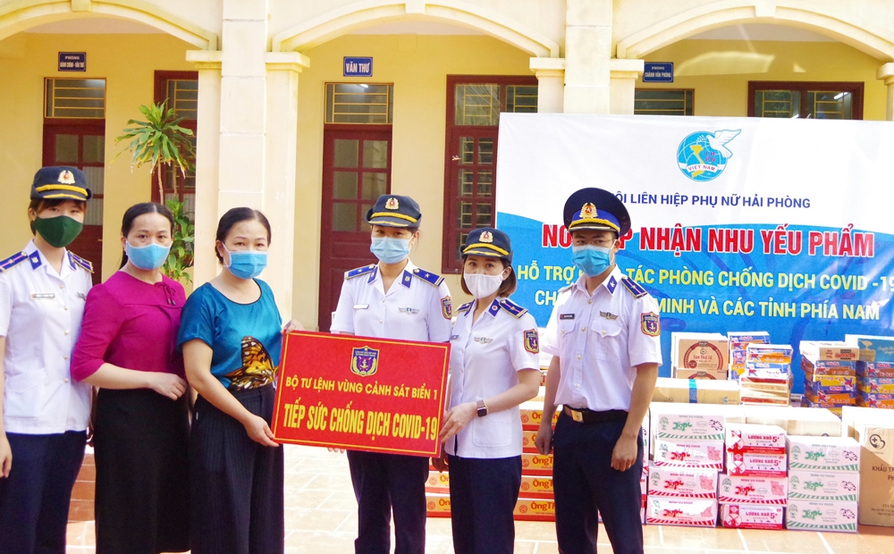 Cán bộ, chiến sĩ BTL Vùng Cảnh sát biển 1 trao các phần quà tiếp sức chống dịch Covid -19 cho đại diện Hội LHPN Hải Phòng Cán bộ, chiến sĩ BTL Vùng Cảnh sát biển 1 trao các phần quà tiếp sức chống dịch Covid -19 cho đại diện Hội LHPN Hải Phòng