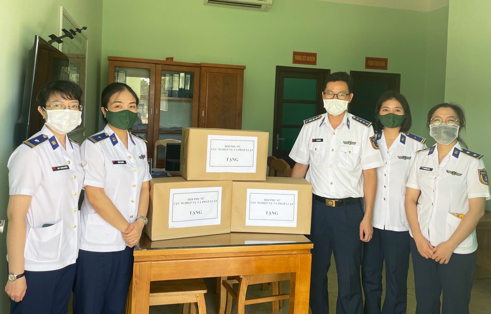 Cán bộ, hội viên phụ nữ Cục Nghiệp vụ và Pháp luật tặng quà động viên cán bộ, nhân viên Quân y cơ quan Bộ Tư lệnh Cảnh sát biển.