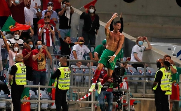 Ronaldo tỏa sáng, Bồ Đào Nha thoát hiểm ở vòng loại World Cup 2022 Ronaldo tỏa sáng, Bồ Đào Nha thoát hiểm ở vòng loại World Cup 2022