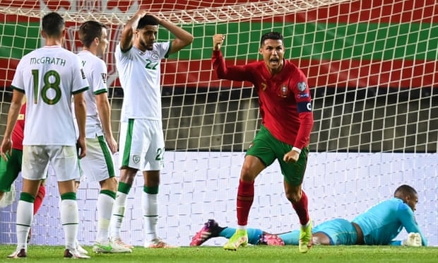 Ronaldo tỏa sáng, Bồ Đào Nha thoát hiểm ở vòng loại World Cup 2022 Ronaldo tỏa sáng, Bồ Đào Nha thoát hiểm ở vòng loại World Cup 2022
