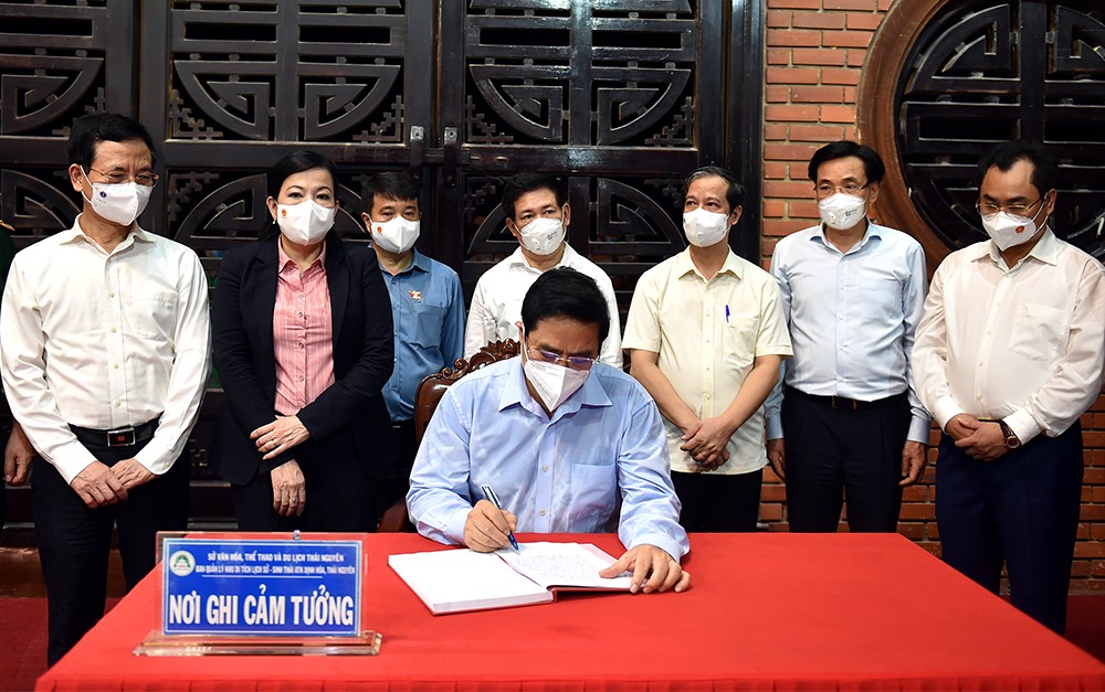 Tạo mọi điều kiện cho con em đồng bào các dân tộc có cuộc sống, môi trường học tập và rèn luyện tốt hơn Tạo mọi điều kiện cho con em đồng bào các dân tộc có cuộc sống, môi trường học tập và rèn luyện tốt hơn