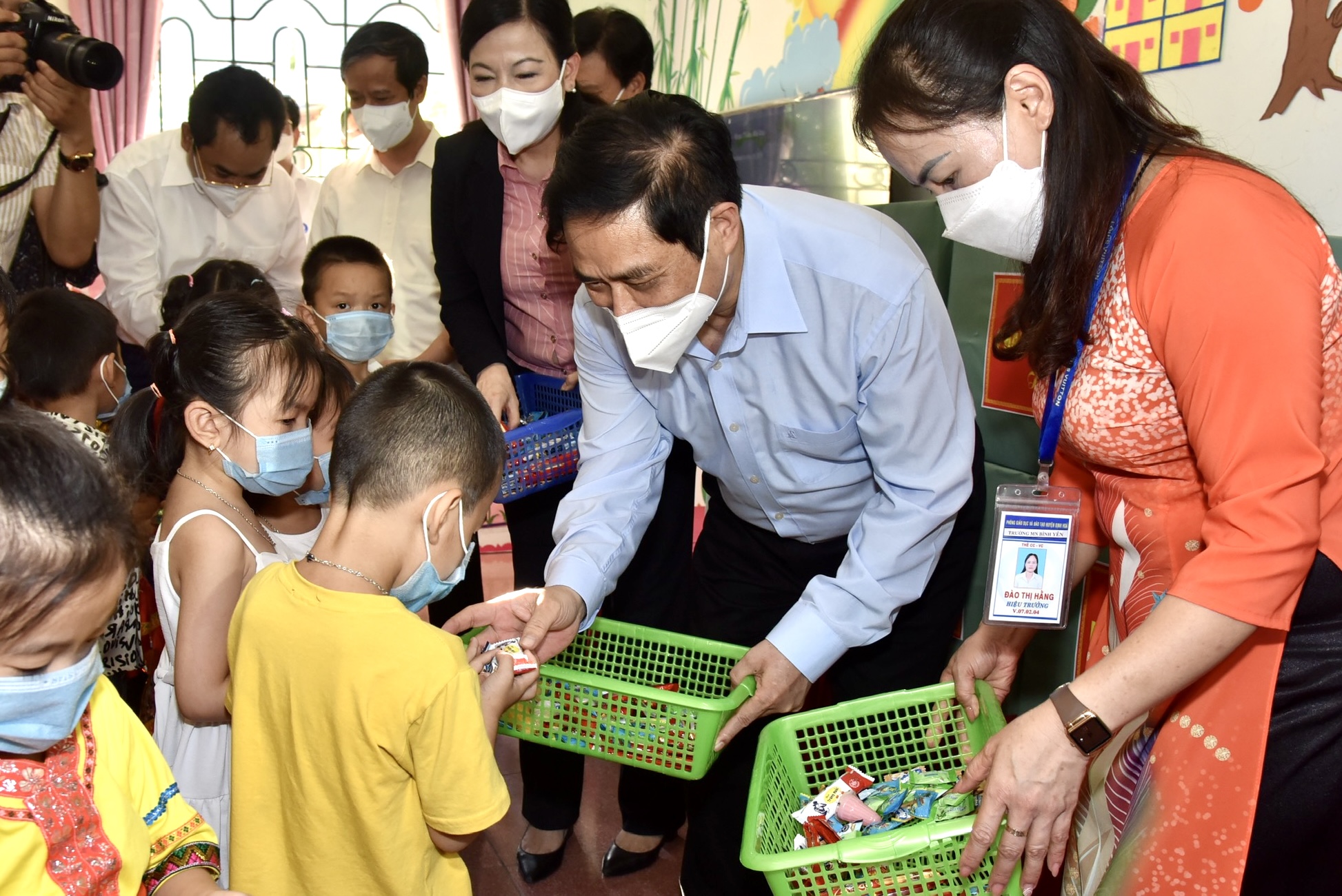 Tạo mọi điều kiện cho con em đồng bào các dân tộc có cuộc sống, môi trường học tập và rèn luyện tốt hơn Tạo mọi điều kiện cho con em đồng bào các dân tộc có cuộc sống, môi trường học tập và rèn luyện tốt hơn
