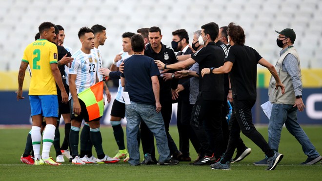 Trận Brazil vs Argentina bị hủy chỉ sau 6 phút, cảnh sát đòi bắt 4 đồng đội Messi Trận Brazil vs Argentina bị hủy chỉ sau 6 phút, cảnh sát đòi bắt 4 đồng đội Messi