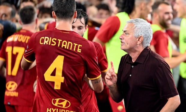 AS Roma lên đầu bảng xếp hạng, HLV Mourinho ăn mừng như vô địch AS Roma lên đầu bảng xếp hạng, HLV Mourinho ăn mừng như vô địch