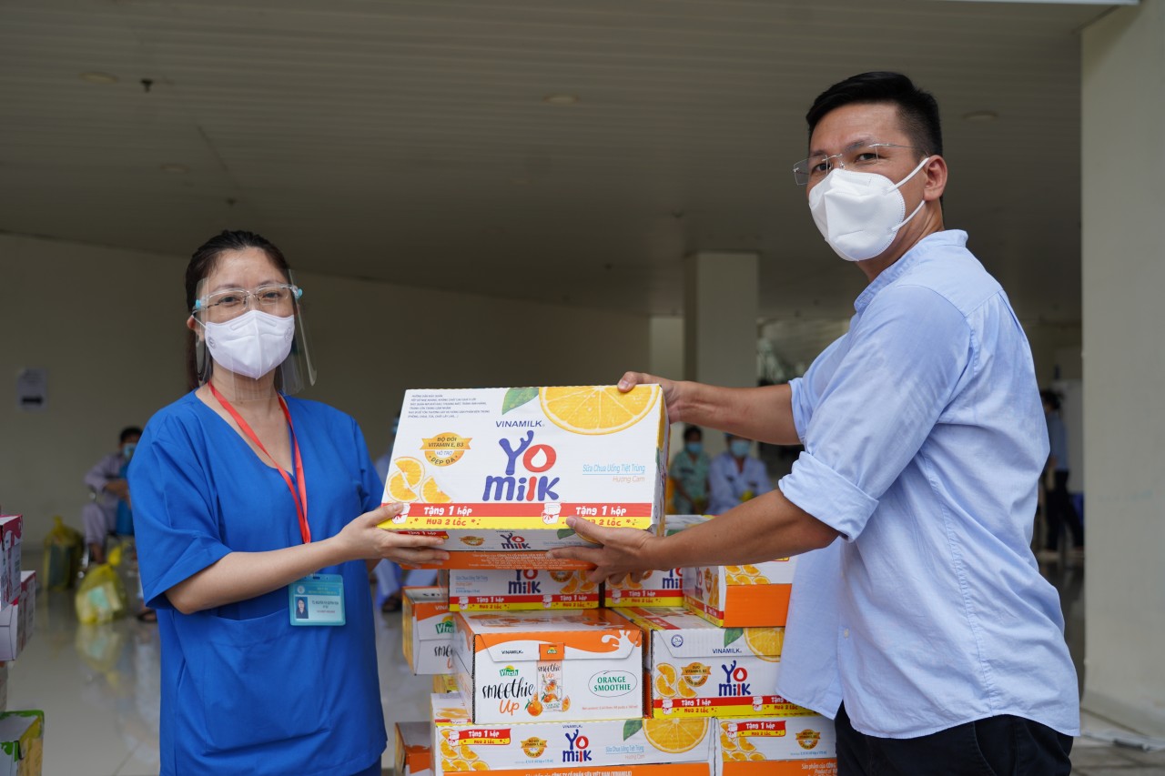 Vinamilk đóng góp hơn 95 tỷ đồng cùng Chính phủ, tuyến đầu, cộng đồng chống dịch COVID-19 Vinamilk đóng góp hơn 95 tỷ đồng cùng Chính phủ, tuyến đầu, cộng đồng chống dịch COVID-19