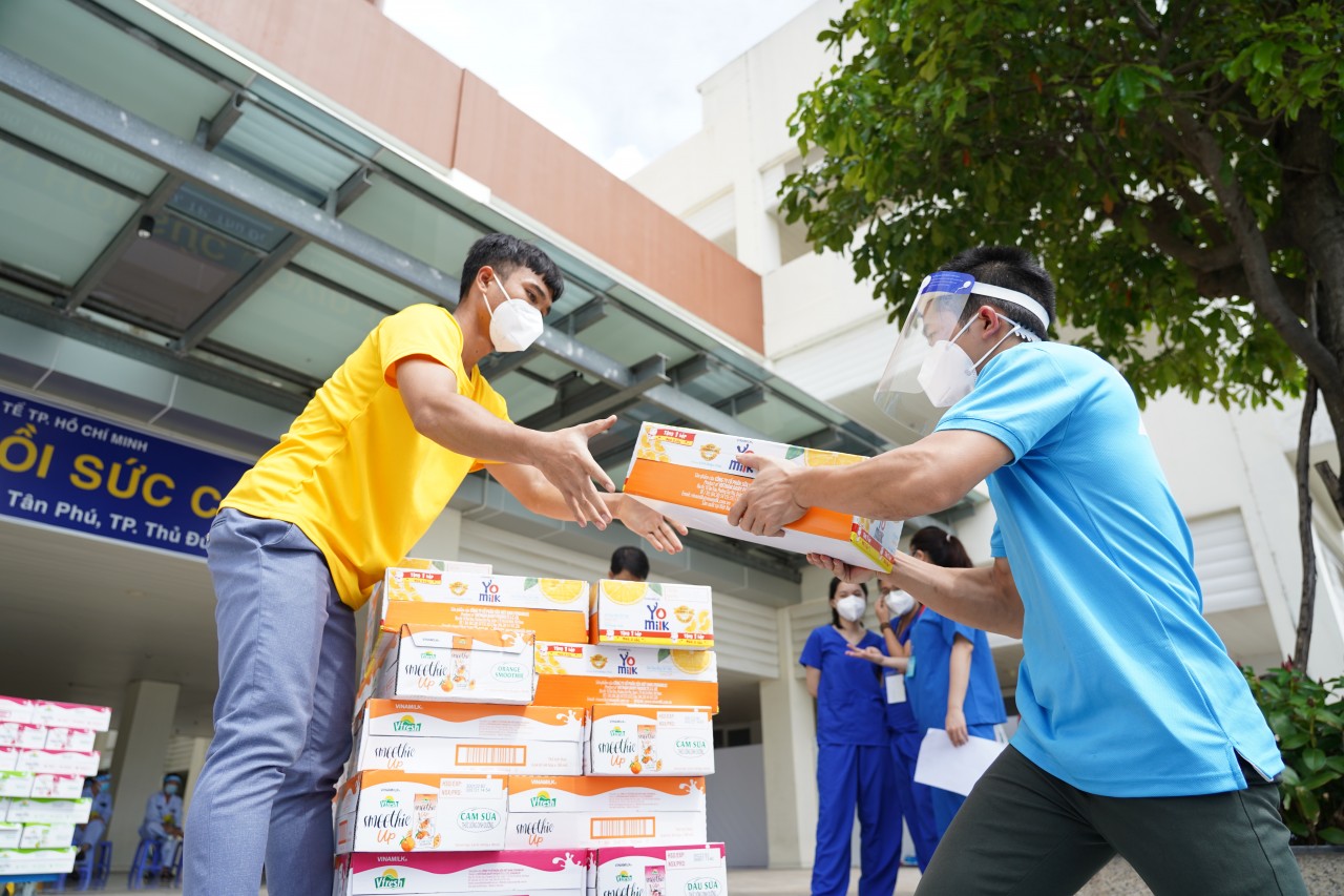 Vinamilk đóng góp hơn 95 tỷ đồng cùng Chính phủ, tuyến đầu, cộng đồng chống dịch COVID-19 Vinamilk đóng góp hơn 95 tỷ đồng cùng Chính phủ, tuyến đầu, cộng đồng chống dịch COVID-19