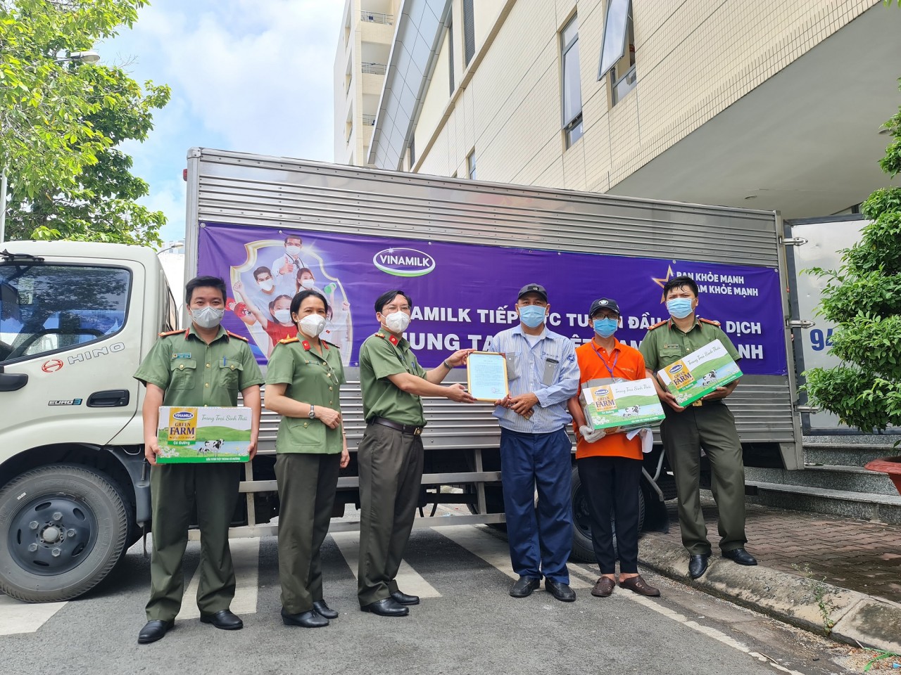 Vinamilk đóng góp hơn 95 tỷ đồng cùng Chính phủ, tuyến đầu, cộng đồng chống dịch COVID-19 Vinamilk đóng góp hơn 95 tỷ đồng cùng Chính phủ, tuyến đầu, cộng đồng chống dịch COVID-19