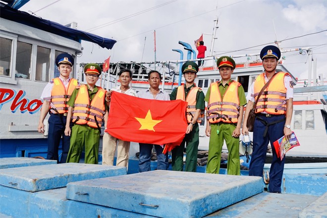 Tặng cờ Tổ quốc cho ngư dân Tặng cờ Tổ quốc cho ngư dân
