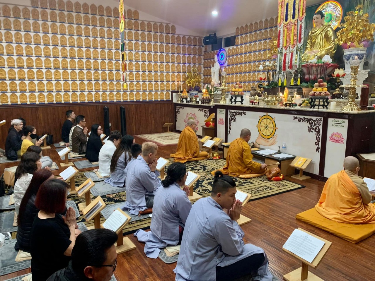 Hồ Văn Cường đội khăn tang cầu siêu cho ca sĩ Phi Nhung Hồ Văn Cường đội khăn tang cầu siêu cho ca sĩ Phi Nhung