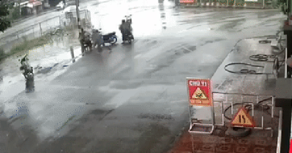 Camera giao thông: Xe máy không người lái băng qua đường vào... 