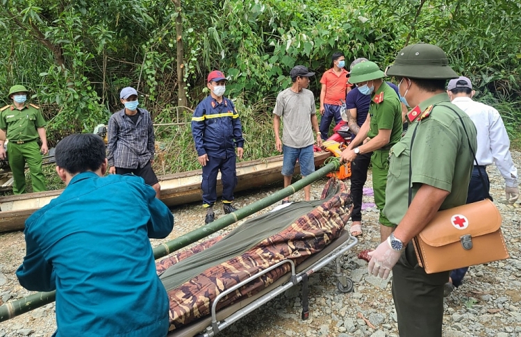 Đã đưa được thêm 19 người từ Thủy điện Rào Trăng 4 ra ngoài an toàn Đã đưa được thêm 19 người từ Thủy điện Rào Trăng 4 ra ngoài an toàn