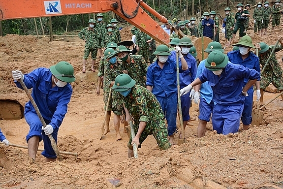 Thăng quân hàm, truy tặng huy hiệu 'Tuổi trẻ dũng cảm' cho 2 cán bộ hy sinh ở Trạm 67 Thăng quân hàm, truy tặng huy hiệu 'Tuổi trẻ dũng cảm' cho 2 cán bộ hy sinh ở Trạm 67