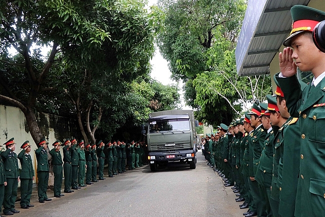 Người dân tiếc thương tiễn đưa 13 chiến sĩ, cán bộ hy sinh khi cứu hộ về với đất mẹ Người dân tiếc thương tiễn đưa 13 chiến sĩ, cán bộ hy sinh khi cứu hộ về với đất mẹ