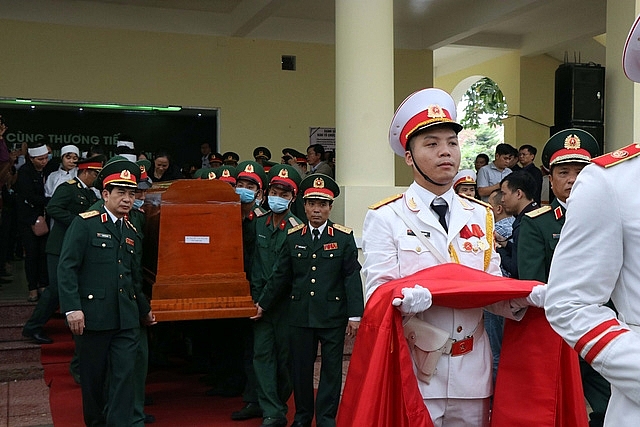 Người dân tiếc thương tiễn đưa 13 chiến sĩ, cán bộ hy sinh khi cứu hộ về với đất mẹ Người dân tiếc thương tiễn đưa 13 chiến sĩ, cán bộ hy sinh khi cứu hộ về với đất mẹ