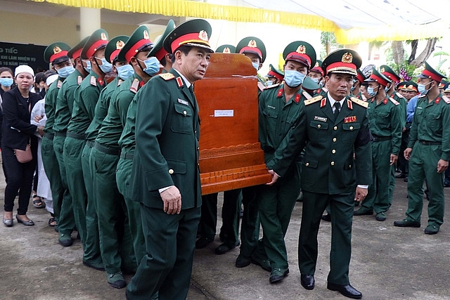 Người dân tiếc thương tiễn đưa 13 chiến sĩ, cán bộ hy sinh khi cứu hộ về với đất mẹ Người dân tiếc thương tiễn đưa 13 chiến sĩ, cán bộ hy sinh khi cứu hộ về với đất mẹ