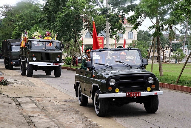 Người dân tiếc thương tiễn đưa 13 chiến sĩ, cán bộ hy sinh khi cứu hộ về với đất mẹ Người dân tiếc thương tiễn đưa 13 chiến sĩ, cán bộ hy sinh khi cứu hộ về với đất mẹ