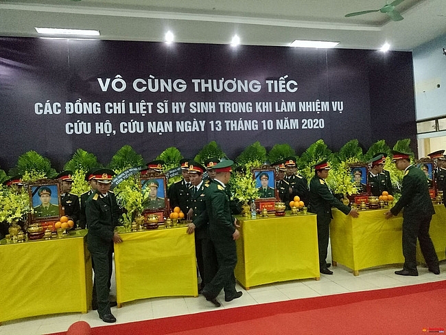 Người dân tiếc thương tiễn đưa 13 chiến sĩ, cán bộ hy sinh khi cứu hộ về với đất mẹ Người dân tiếc thương tiễn đưa 13 chiến sĩ, cán bộ hy sinh khi cứu hộ về với đất mẹ