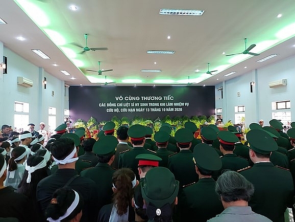 Người dân tiếc thương tiễn đưa 13 chiến sĩ, cán bộ hy sinh khi cứu hộ về với đất mẹ Người dân tiếc thương tiễn đưa 13 chiến sĩ, cán bộ hy sinh khi cứu hộ về với đất mẹ