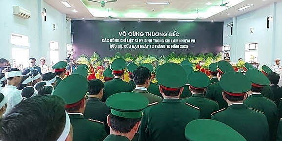 Người dân tiếc thương tiễn đưa 13 chiến sĩ, cán bộ hy sinh khi cứu hộ về với đất mẹ Người dân tiếc thương tiễn đưa 13 chiến sĩ, cán bộ hy sinh khi cứu hộ về với đất mẹ