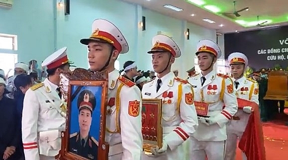 Người dân tiếc thương tiễn đưa 13 chiến sĩ, cán bộ hy sinh khi cứu hộ về với đất mẹ Người dân tiếc thương tiễn đưa 13 chiến sĩ, cán bộ hy sinh khi cứu hộ về với đất mẹ