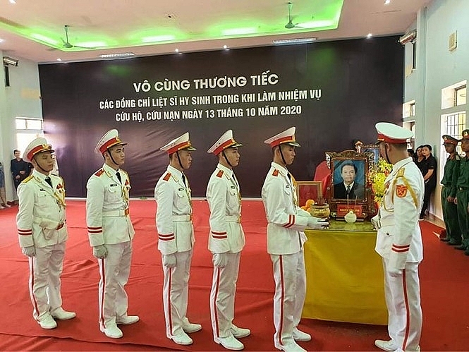Người dân tiếc thương tiễn đưa 13 chiến sĩ, cán bộ hy sinh khi cứu hộ về với đất mẹ Người dân tiếc thương tiễn đưa 13 chiến sĩ, cán bộ hy sinh khi cứu hộ về với đất mẹ