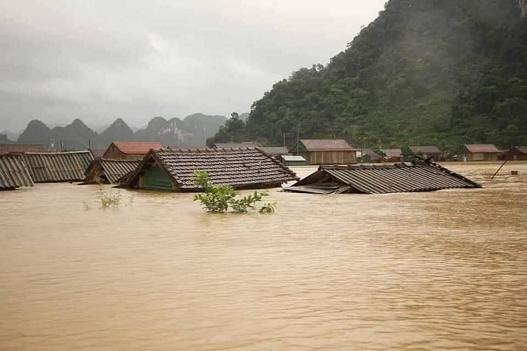 Chùm ảnh nước lũ dâng cao vượt mức lịch sử ở Quảng Bình