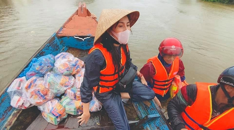 Số tiền quyên góp ủng hộ đồng bào miền Trung thông qua ca sĩ Thuỷ Tiên đã vượt mốc 100 tỷ đồng Số tiền quyên góp ủng hộ đồng bào miền Trung thông qua ca sĩ Thuỷ Tiên đã vượt mốc 100 tỷ đồng
