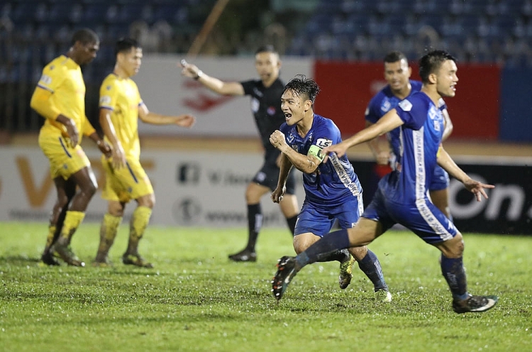 Người hâm mộ bóng đá Việt Nam tò mò về 'ông trời' ở V-League Người hâm mộ bóng đá Việt Nam tò mò về 'ông trời' ở V-League