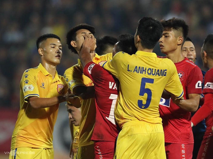 Đấm vào mặt đối thủ, cầu thủ Hải Phòng bị phạt 15 triệu đồng Đấm vào mặt đối thủ, cầu thủ Hải Phòng bị phạt 15 triệu đồng