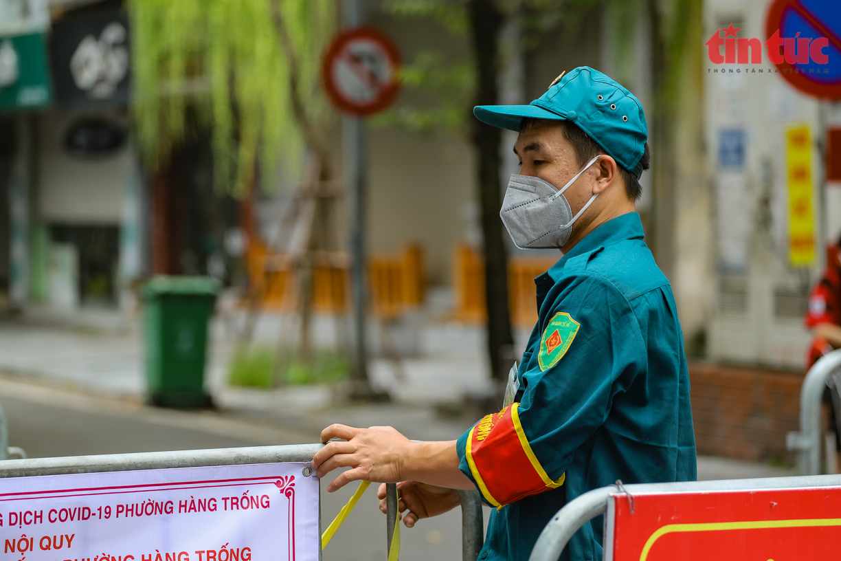 Tiếp tục lấy 4.000 mẫu test COVID-19 liên quan đến Bệnh viện Việt Đức Chú thích ảnh
