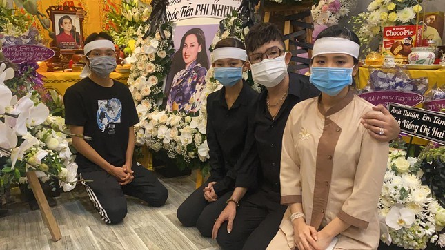 Hồ Văn Cường, Tuyết Nhung và Quỳnh Trang là những người con nuôi luôn túc trực bên bàn thờ mẹ Phi Nhung tại nhà riêng. Hồ Văn Cường, Tuyết Nhung và Quỳnh Trang là những người con nuôi luôn túc trực bên bàn thờ mẹ Phi Nhung tại nhà riêng.