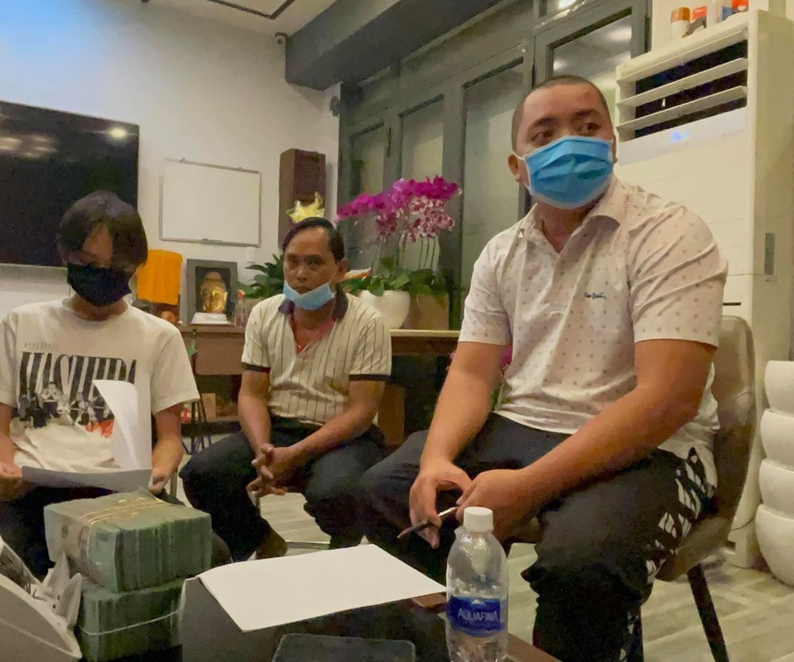 Nhận đủ tiền cát-xê đi hát 5 năm, Hồ Văn Cường dừng hợp tác với ê-kíp Phi Nhung