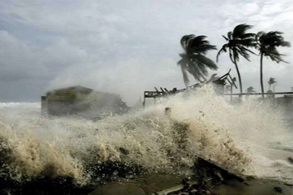 Bão số 8 di chuyển nhanh, hướng vào Thanh Hóa - Quảng Bình Bão số 8 di chuyển nhanh, hướng vào Thanh Hóa - Quảng Bình