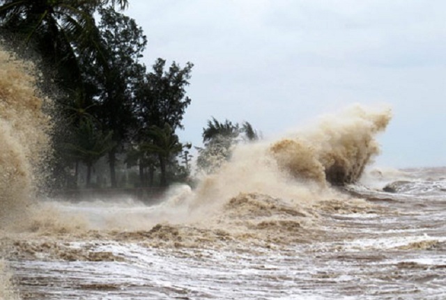 Bão số 8 di chuyển nhanh, hướng vào Thanh Hóa - Quảng Bình Bão số 8 di chuyển nhanh, hướng vào Thanh Hóa - Quảng Bình