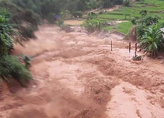 Bão số 8 di chuyển nhanh, hướng vào Thanh Hóa - Quảng Bình Bão số 8 di chuyển nhanh, hướng vào Thanh Hóa - Quảng Bình