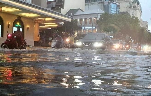 Bão số 8 di chuyển nhanh, hướng vào Thanh Hóa - Quảng Bình Bão số 8 di chuyển nhanh, hướng vào Thanh Hóa - Quảng Bình