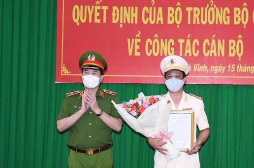 Thứ trưởng Lê Quốc Hùng trao quyết định và chúc mừng Đại tá Trần Xuân Ánh. Thứ trưởng Lê Quốc Hùng trao quyết định và chúc mừng Đại tá Trần Xuân Ánh.