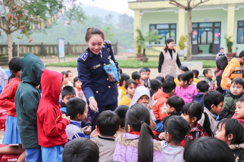 Phụ nữ Bộ Tư lệnh V&ugrave;ng Cảnh s&aacute;t biển 2 triển khai m&ocirc; h&igrave;nh hay, việc l&agrave;m tốt cho cộng đồng ảnh 2