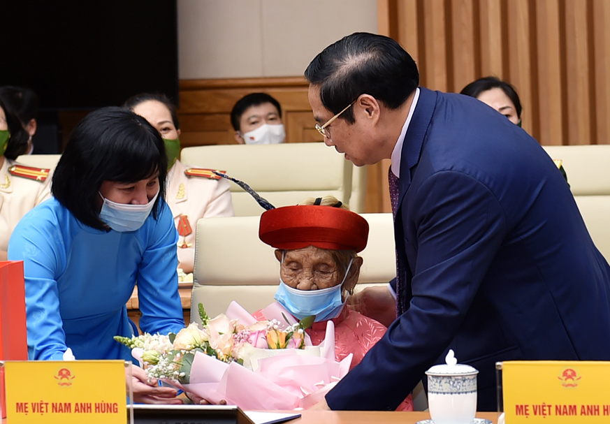 Thủ tướng Phạm Minh Chính: Xây dựng chính sách để phụ nữ yên tâm lao động, sản xuất Thủ tướng Phạm Minh Chính: Xây dựng chính sách để phụ nữ yên tâm lao động, sản xuất