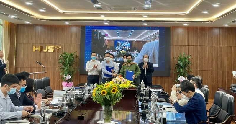 Tổng kết chương trình 'Nghiên cứu công nghệ và phát triển sản phẩm CNTT phục vụ CP điện tử' Tổng kết chương trình 'Nghiên cứu công nghệ và phát triển sản phẩm CNTT phục vụ CP điện tử'